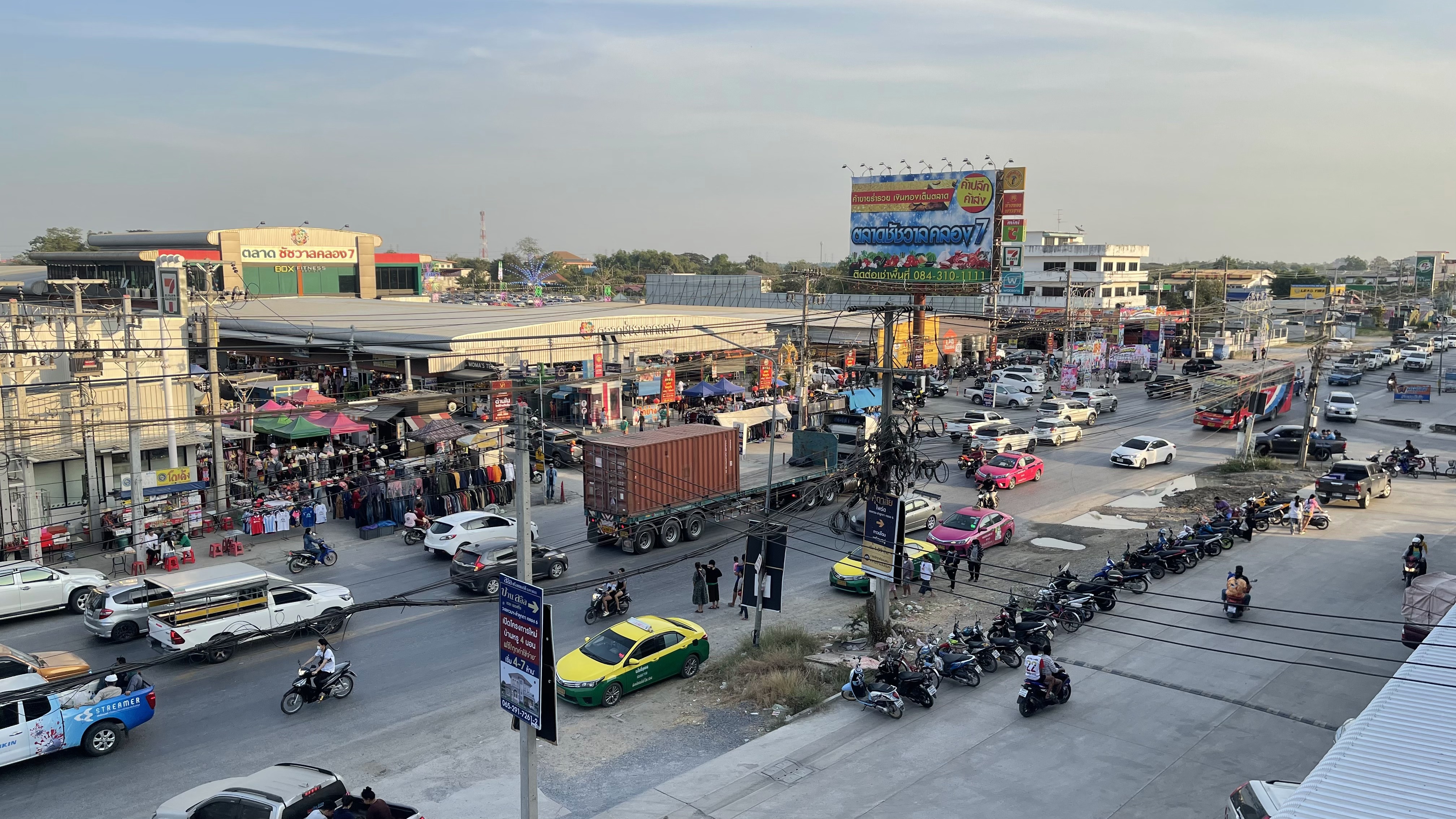 ขาย/ให้เช่า อาคารพาณิชย์2คูหา 3.5ชั้น (อยู่ตรงข้ามตลาดชัชวาล ลำลูกกาคลอง7) มีที่จอดรถส่วนตัว เจ้าของปล่อยเองครับ